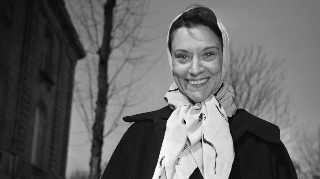 Maria Casarès trägt Kopftuch und lacht freundlich in die Kamera.