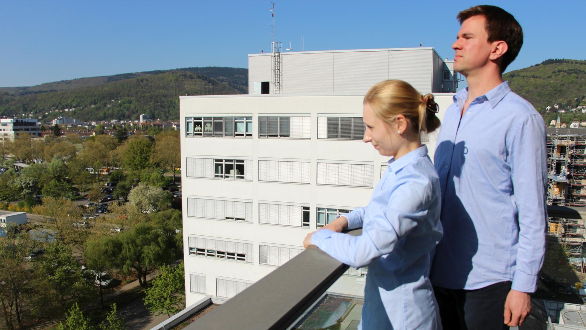 Constanze Schmidt und Stefan Kallenberger schauen von einem Balkon in Heidelberg.