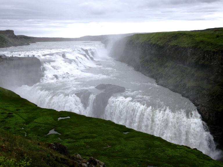 Der Wasserfall Gullfoss fließt in Haukadalur, Island. Der Wasserfall zählt zu den beeindruckensten seiner Art auf Island und liegt auf der beliebten Touristenroute "Goldener Kreis", auf deren Strecke auch die Stadt Geysir und der Nationalpark Þingvellir liegen.