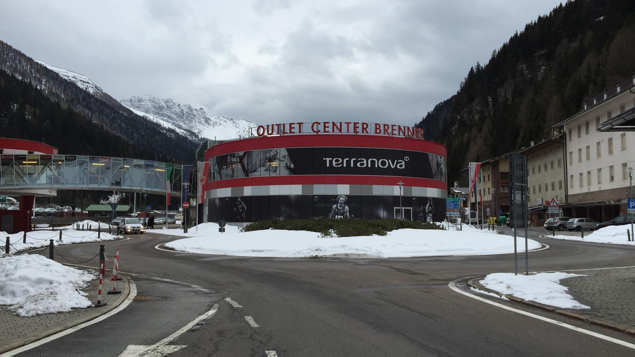 Am Brenner hat kürzlich ein Outlet-Store eröffnet − die Touristen sollen hier auch shoppen, nicht nur rasten.