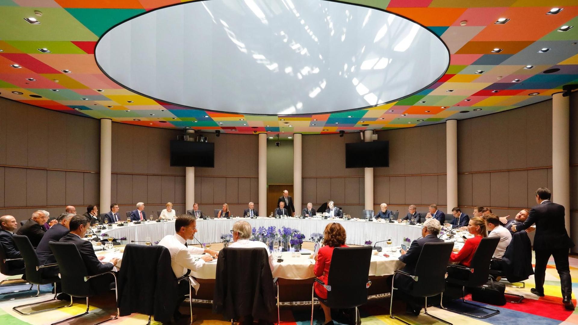 Beim Treffen des EU-Ministerrats sitzen die Vertreter der Mitgliedstaaten an zu einem großen Kreis arrangierten Tischen.
