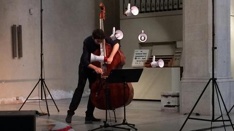 Florentin Ginot spielt Kontrabass in der Kunst-Station St. Peter