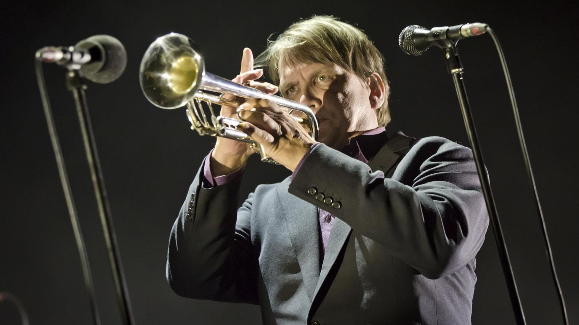 Der Sänger Sven Regener von der Band "Element of Crime" an der Trompete. Tempodrom, 2019 in Berlin.