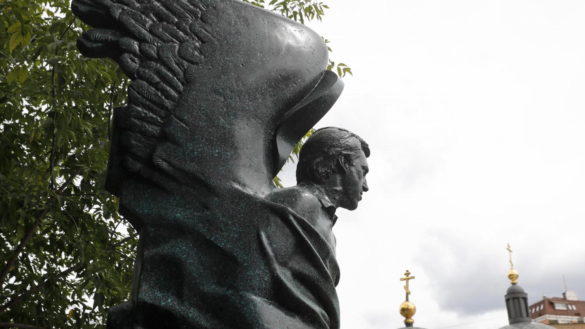 Blick auf das Grabmal von Wladimir Wyssozki, das den Sänger mit kräftigen Flügeln zeigt.