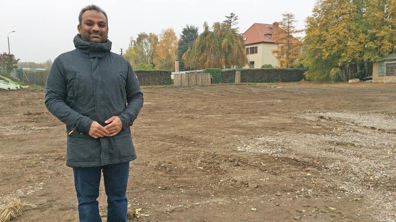 Suleman Malik von der Ahmadiyya Gemeinde auf dem Grundstück der geplanten Moschee in Erfurt-Marbach.