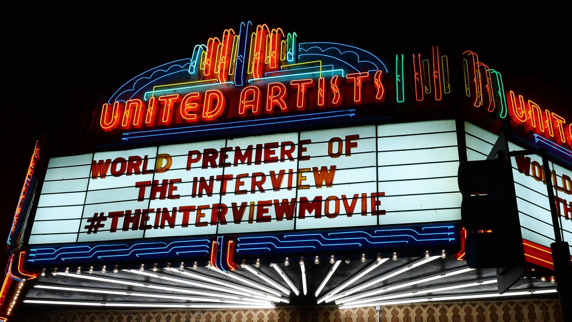 Ein Kino kündigt die Premiere von "The Interview" an.