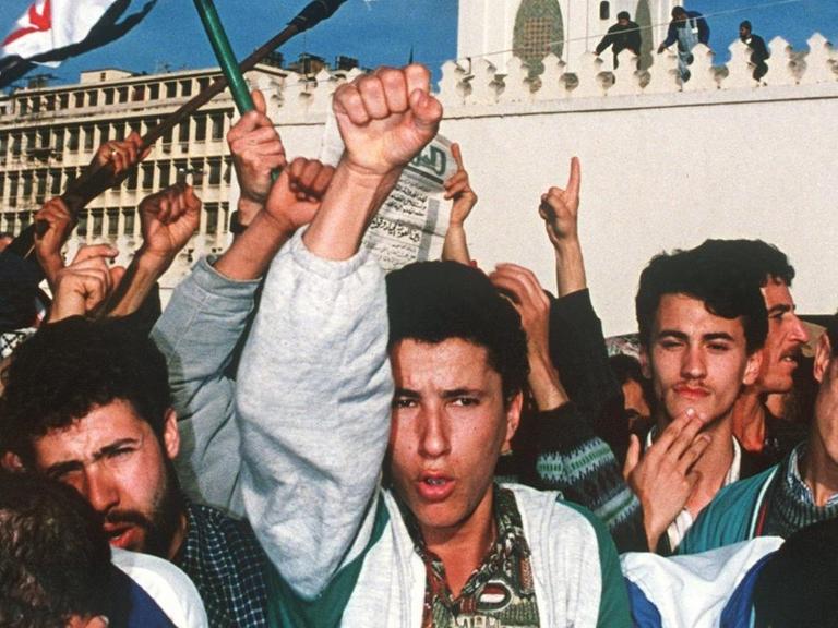 Bei einer Kundgebung der Islamischen Heilsfront in Algier am 6. Dezember 1991 fordern die Demonstranten die Freilassung der inhaftierten FIS-Führer.