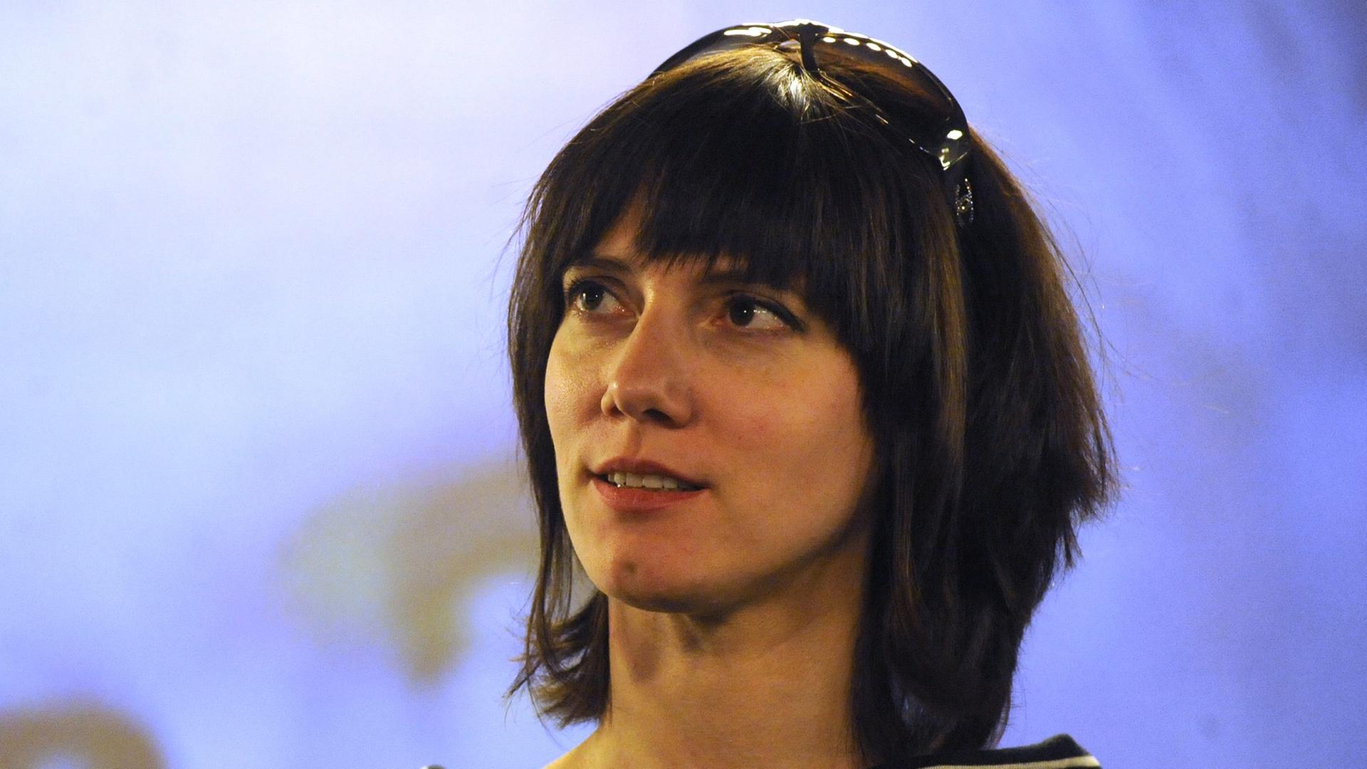 Am Mikrofon Die Künstlerin Ziska Riemann