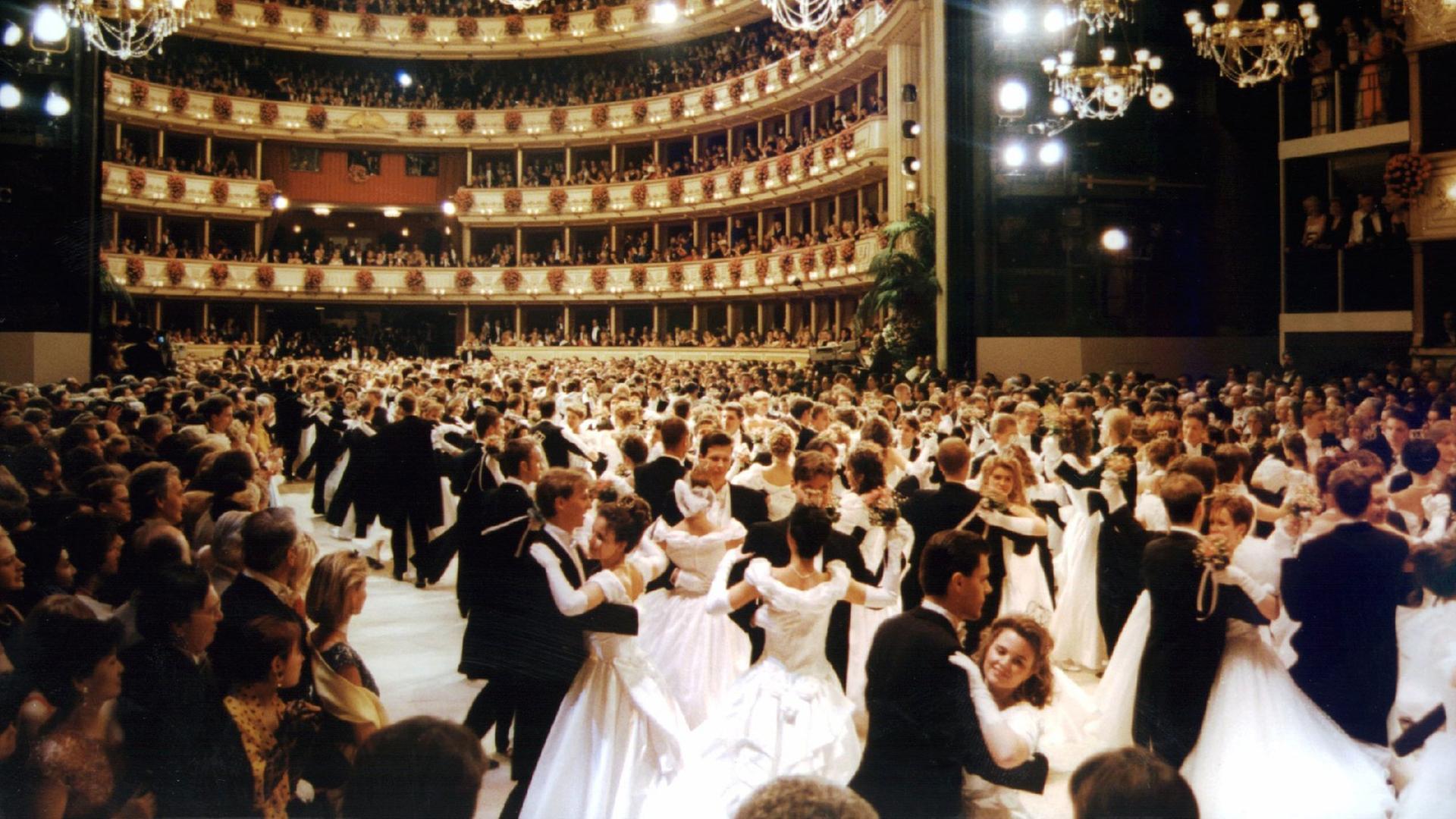 Tanzende Paare beim Wiener Opernball