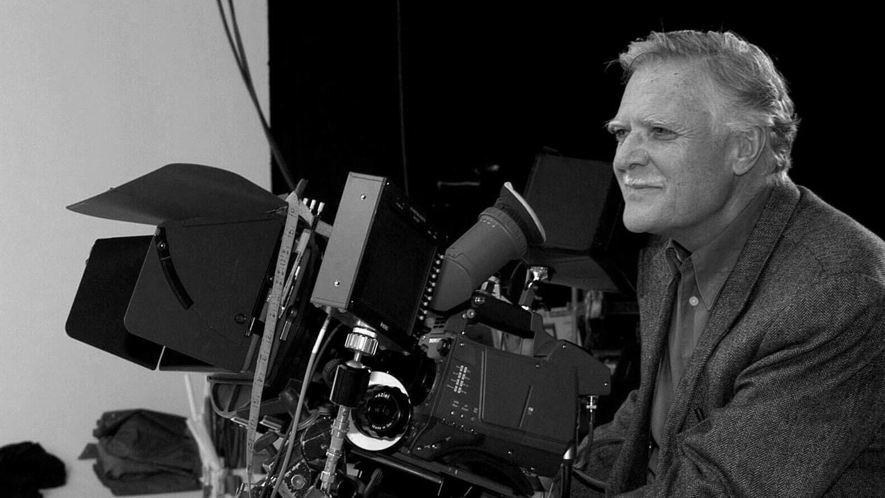 Der Kameramann Michael Ballhaus am 15.01.2004 bei seiner Arbeit.