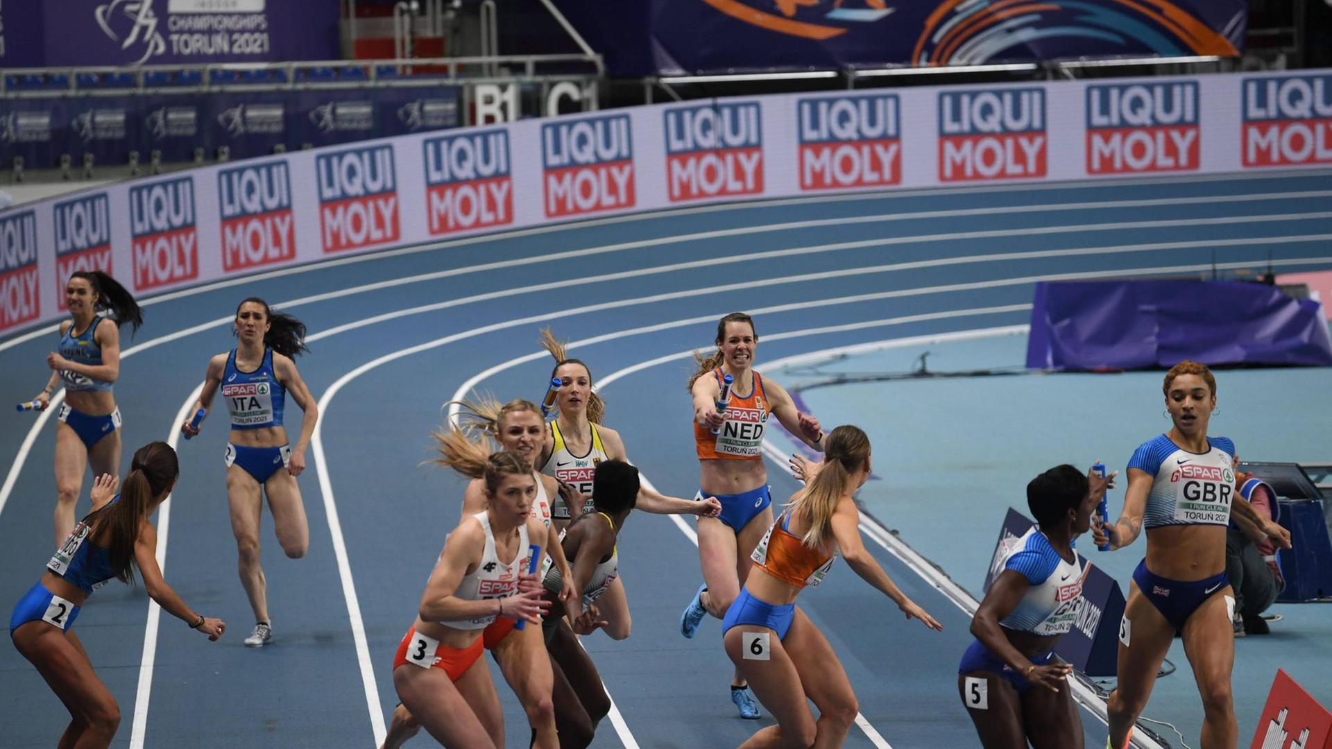 Übergabe bei der 4x400-Meter-Staffel der Frauen bei der Hallen-EM in Torun 2021.