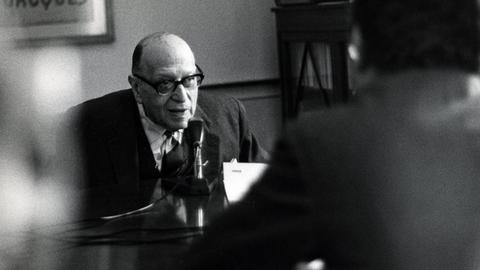 Max Horkheimer im Porträt an einem Mikrofon.