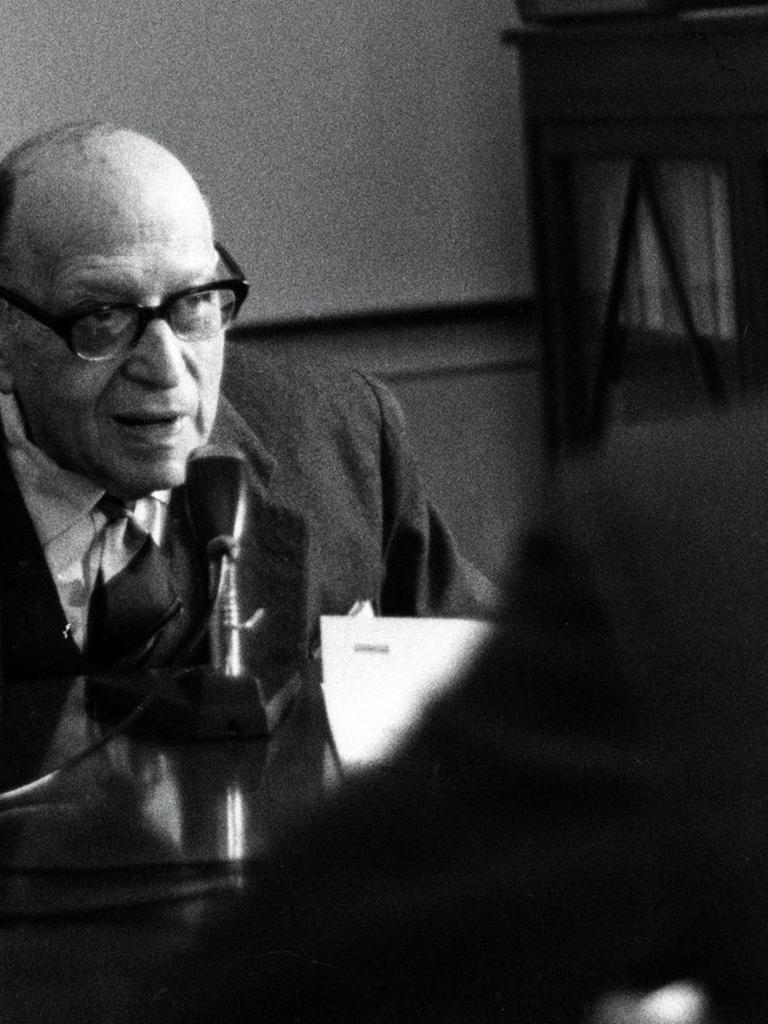 Max Horkheimer im Porträt an einem Mikrofon.