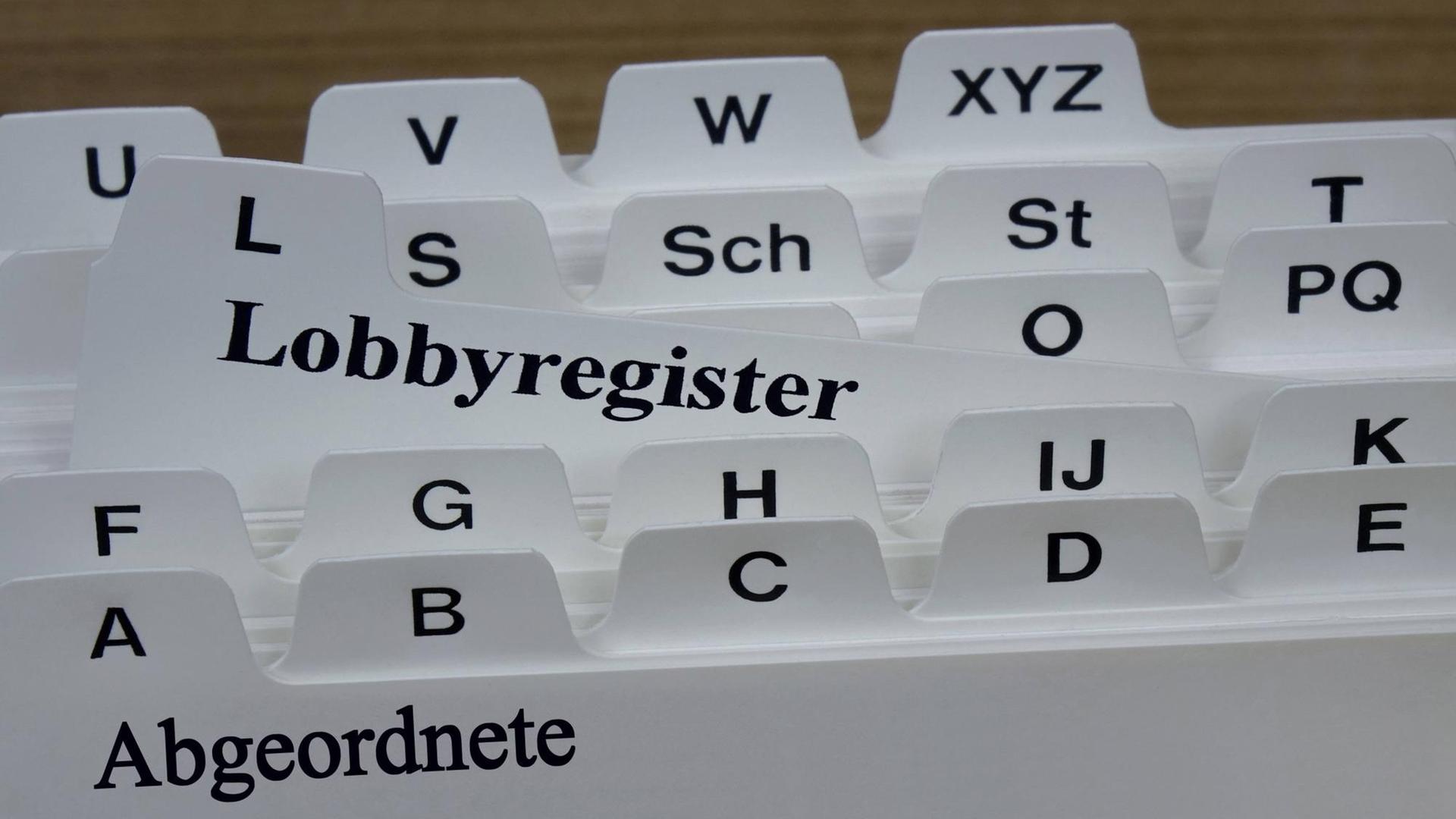 Auf Karteikarten stehen die Schriftzüge Lobbyregister und Abgeordnete (Symbolbild)