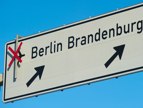 Ein nicht freigegebener Wegweiser zum Flughafen Berlin Brandenburg Airport Willy Brandt (BER)