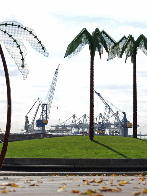 Künstliche Palmen am Pinnasberg in Hamburg. Die dauergrünen Kunstgewächse gehören zum so genannten Park Fiction Park, der von Hamburger Künstlern gestaltet tropisches Flair am Hafen vermitteln soll.