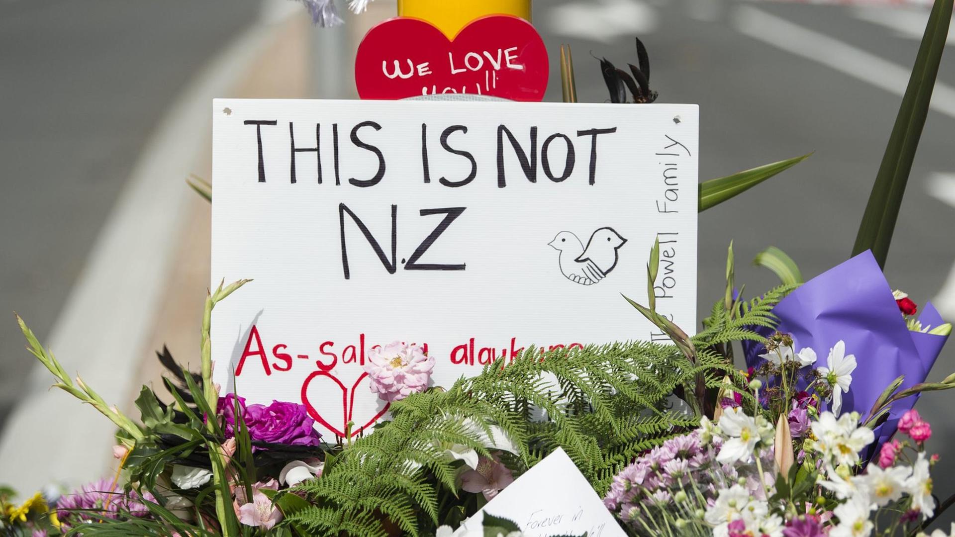 Überall in Neuseeland liegen Botschaften, Liedtexte und Gebete im Gedenken an die Opfer der Angriffe auf zwei Moscheen, bei denen 49 Menschen starben und Dutzende verletzt wurden