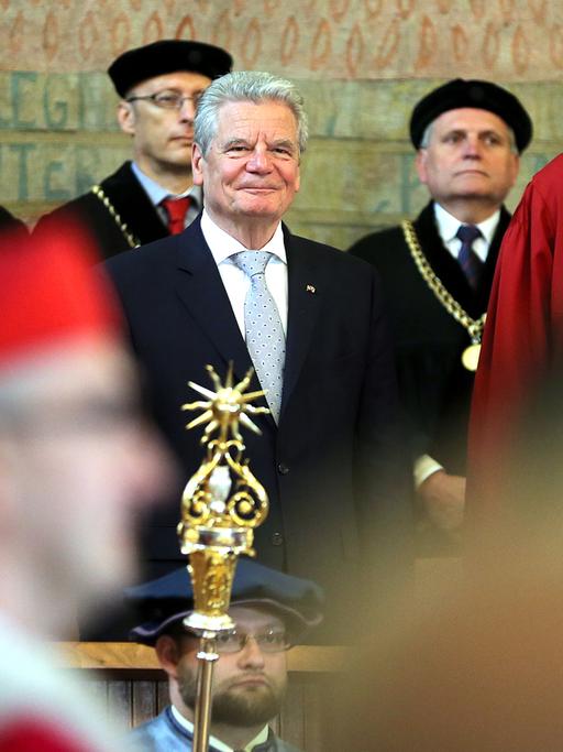 Bundespräsident Joachim Gauck (M) wird am 06.05.2014 im Karolinum der Karls-Universität in Prag empfangen.