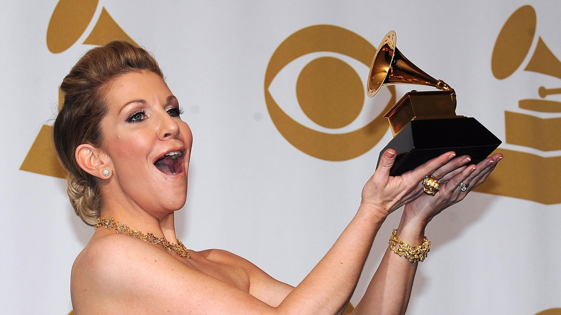 Die US-Mezzosopranistin Joyce DiDonato hält die Grammy-Trophäe in die Höhe.