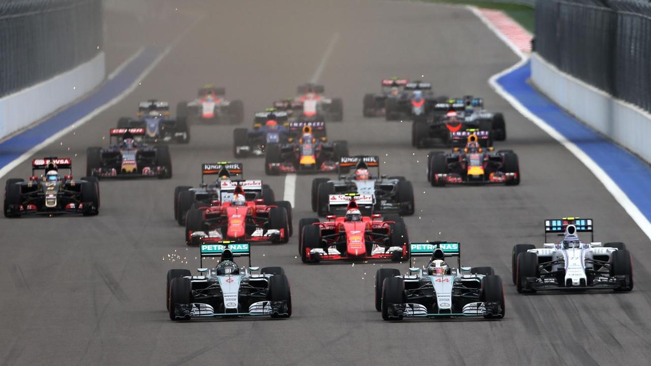 Formel-1-Fahrzeuge nach dem Start
