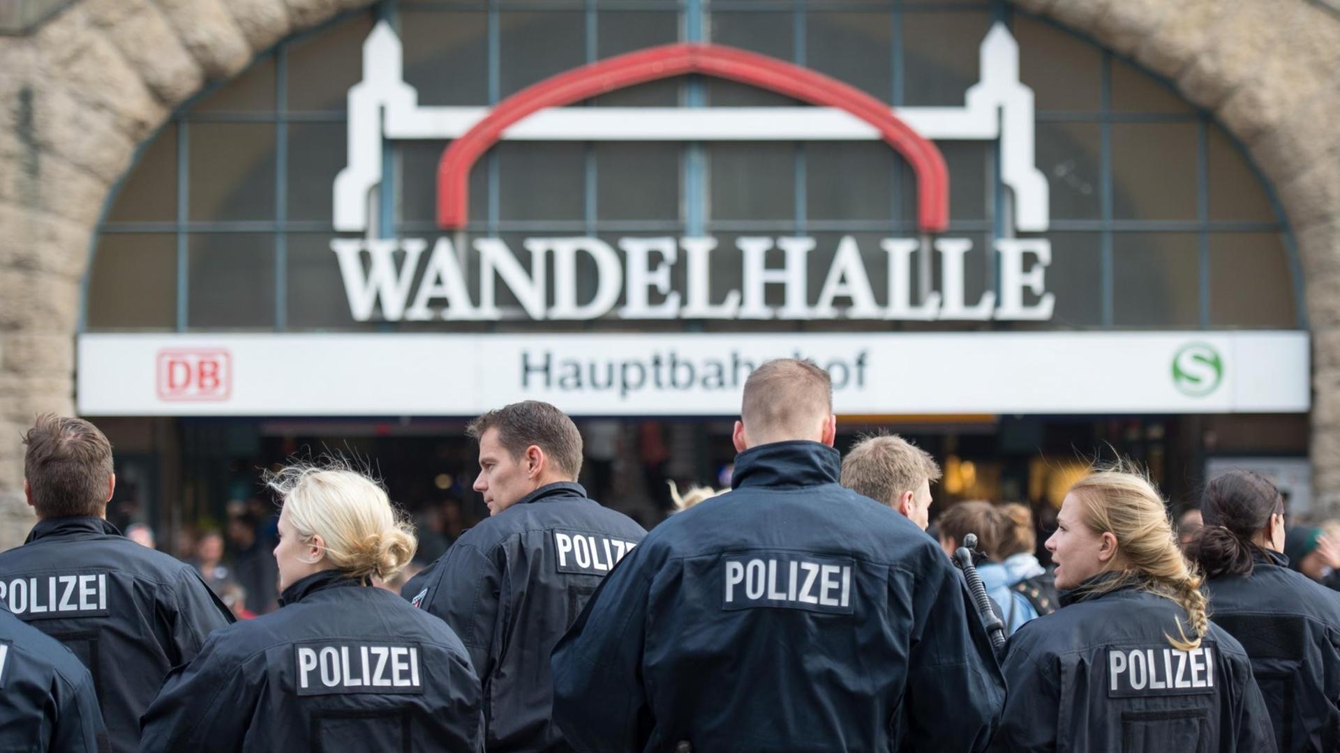 Polizisten stehen am 12.09.2015 in Hamburg vor dem Hauptbahnhof.
