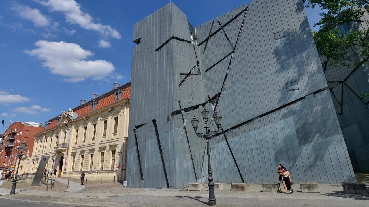Das Foto zeigt die Straßenansicht vom Jüdischen Museum in Berlin.