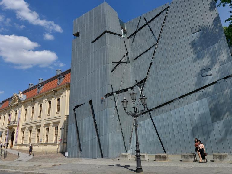 Das Foto zeigt die Straßenansicht vom Jüdischen Museum in Berlin.