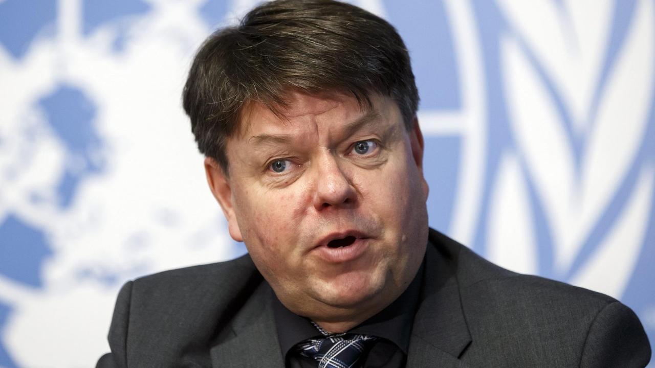 epa05224288 Finland's Petteri Taalas, newly named as WMO Secretary-General, speaks to the media about the global climate and extreme weather events during a press conference, at the European headquarters of the United Nations in Geneva, Switzerland, 21 March 2016. EPA/SALVATORE DI NOLFI |
