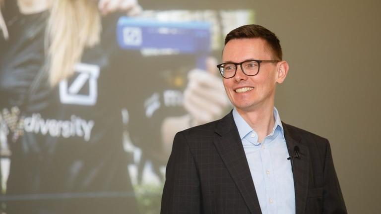 Gernot Sendowski, Leiter des globalen Diversity & Inclusion-Teams der Deutschen Bank sowie stellv. Vorstandsvorsitzender des Charta der Vielfalt e. V.