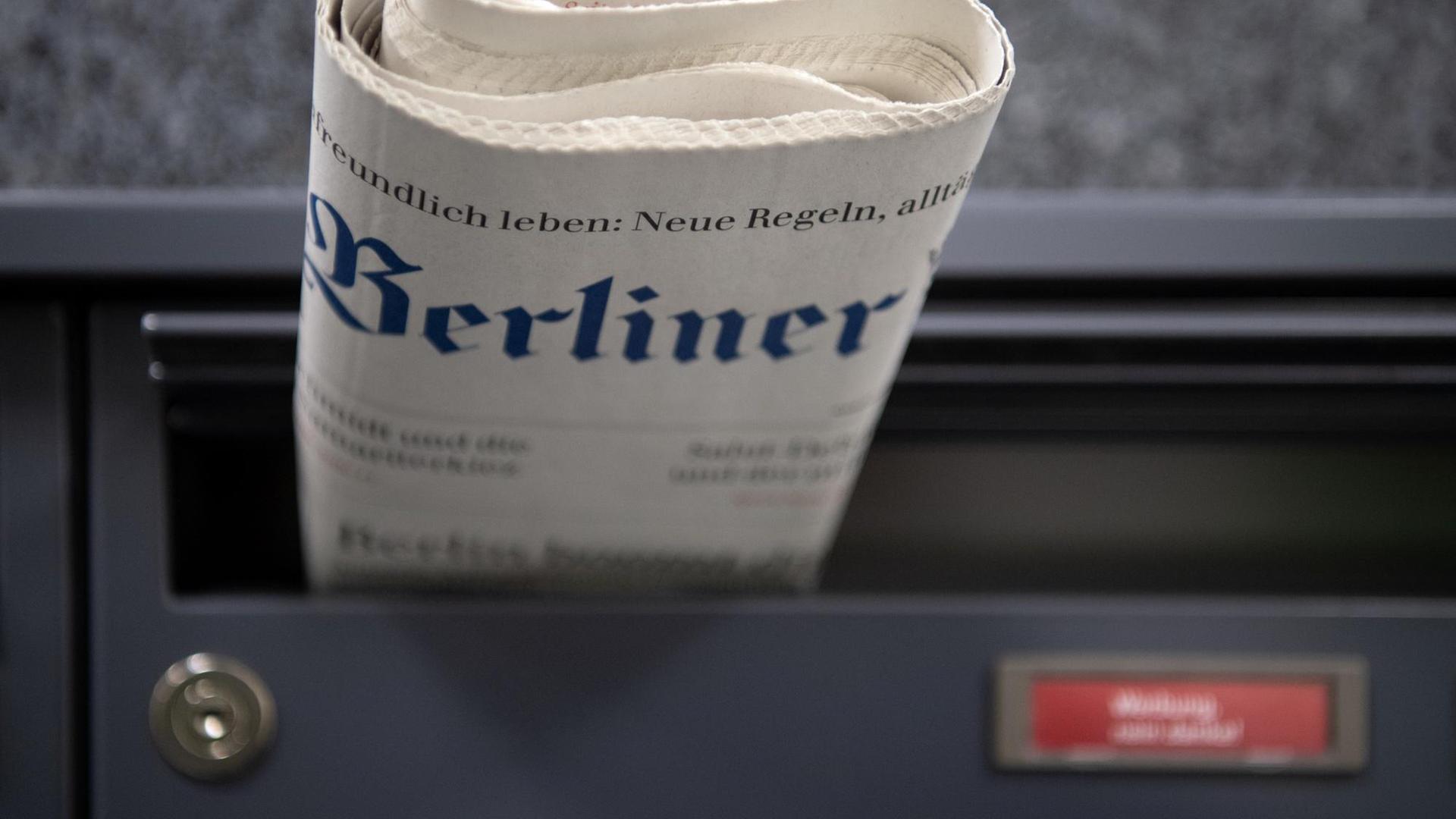 Die "Berliner Zeitung" steckt am 17.10.2019 in einem Briefkasten.