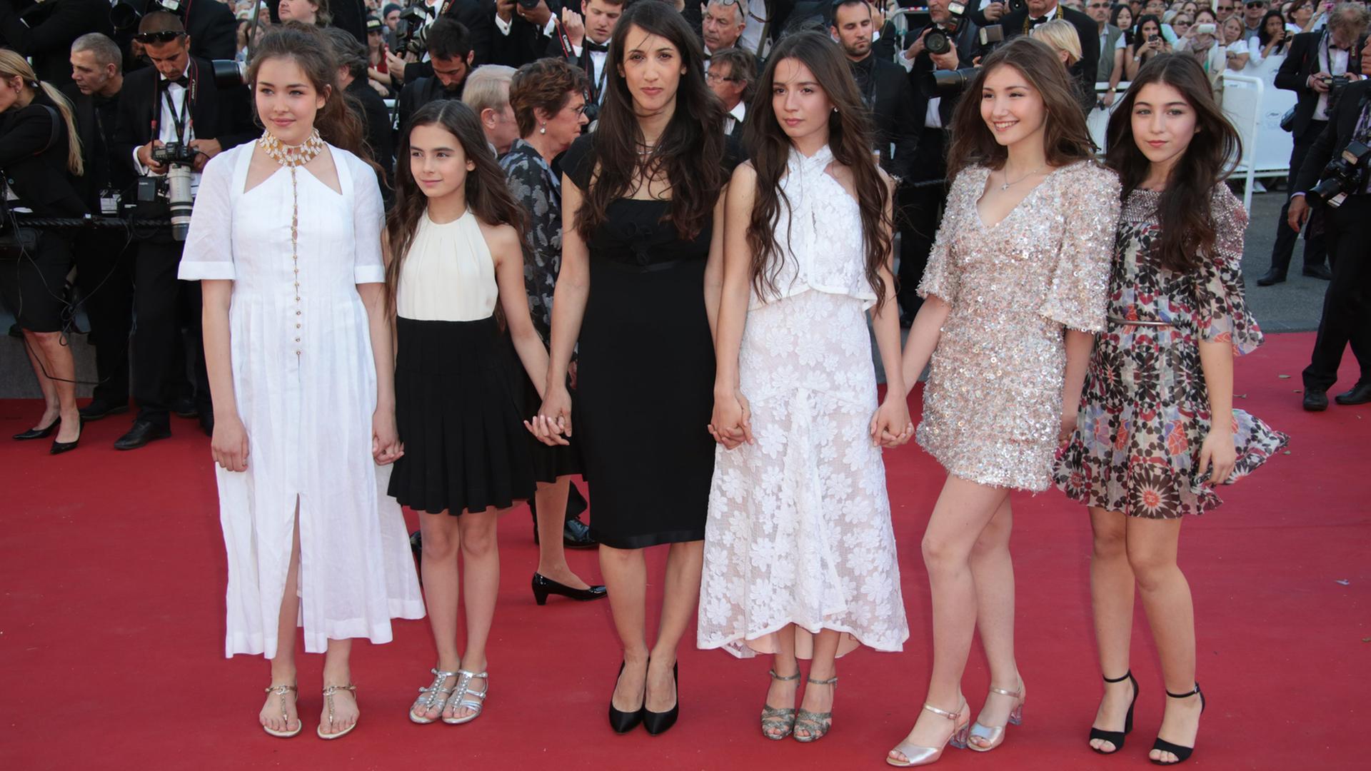 Regisseurin Deniz Gamse Ergüven mit den Hauptdarstellerinnen ihres Films "Mustang" bei den Filmfestspielen Cannes 2015.