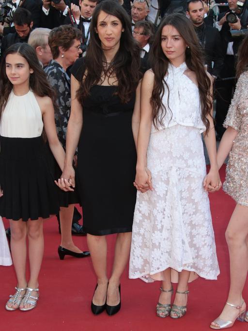 Regisseurin Deniz Gamse Ergüven mit den Hauptdarstellerinnen ihres Films "Mustang" bei den Filmfestspielen Cannes 2015.