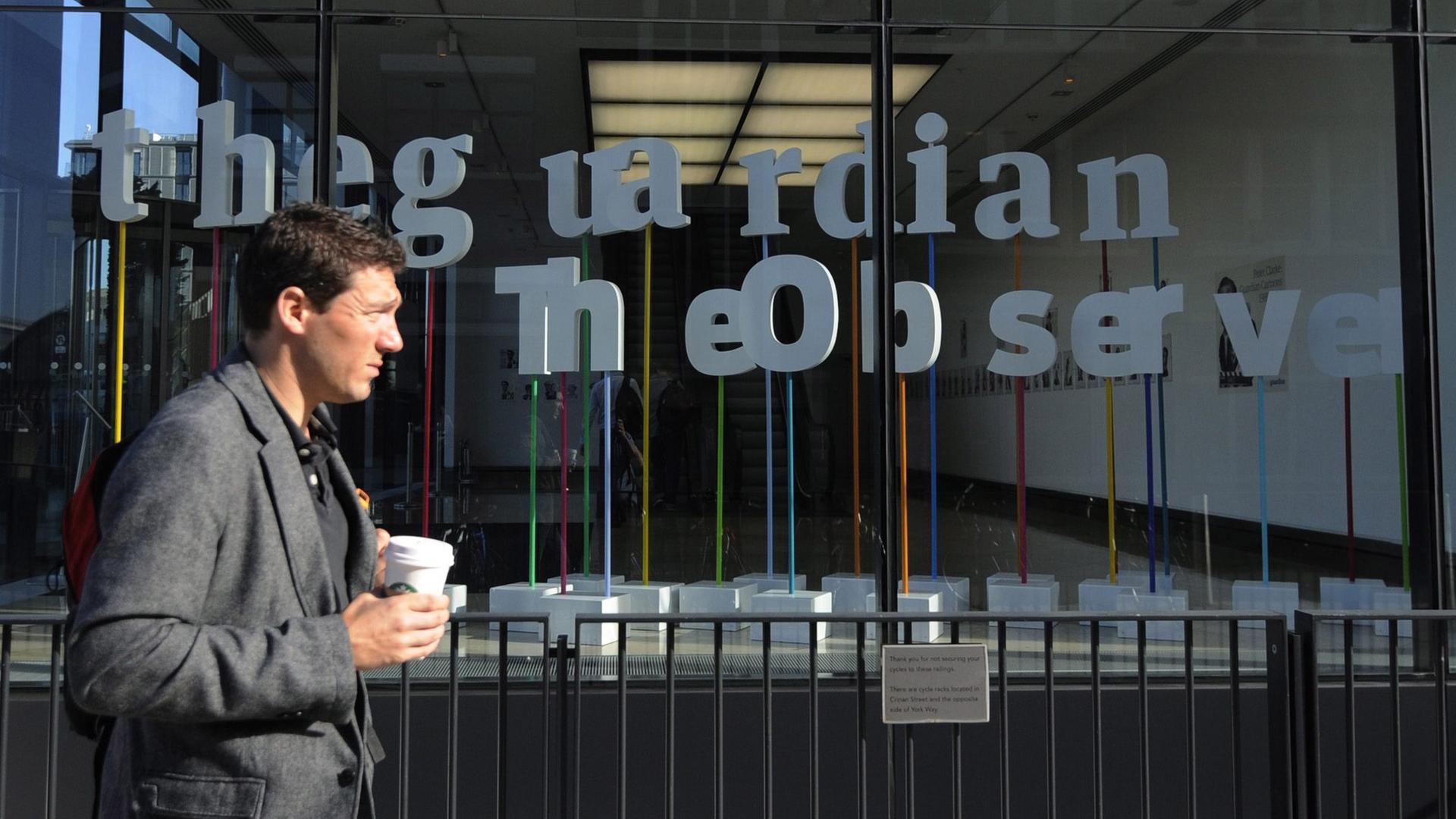 Vor dem Redaktionsgebäude der Tageszeitung "The Guardian" in London