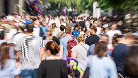 Zahlreiche Menschen bevölkern am Nachmittag die Fußgängerzone auf der Zeil in der Innenstadt. Frankfurt weist mit einer 7-Tage-Inzidenz von über 20 bei den größten deutschen Städten die meisten Infektionen auf. (Foto vom 10.7.2021)