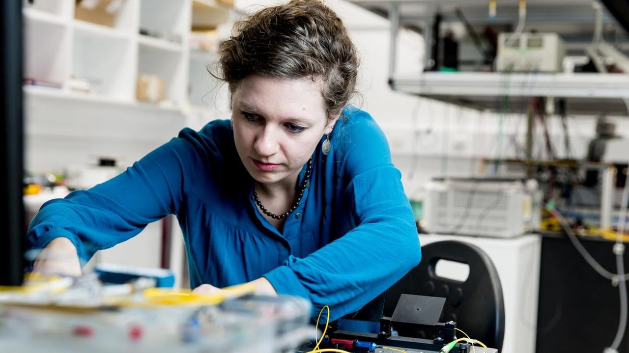 Eine Frau arbeitet in einem technischen Labor.