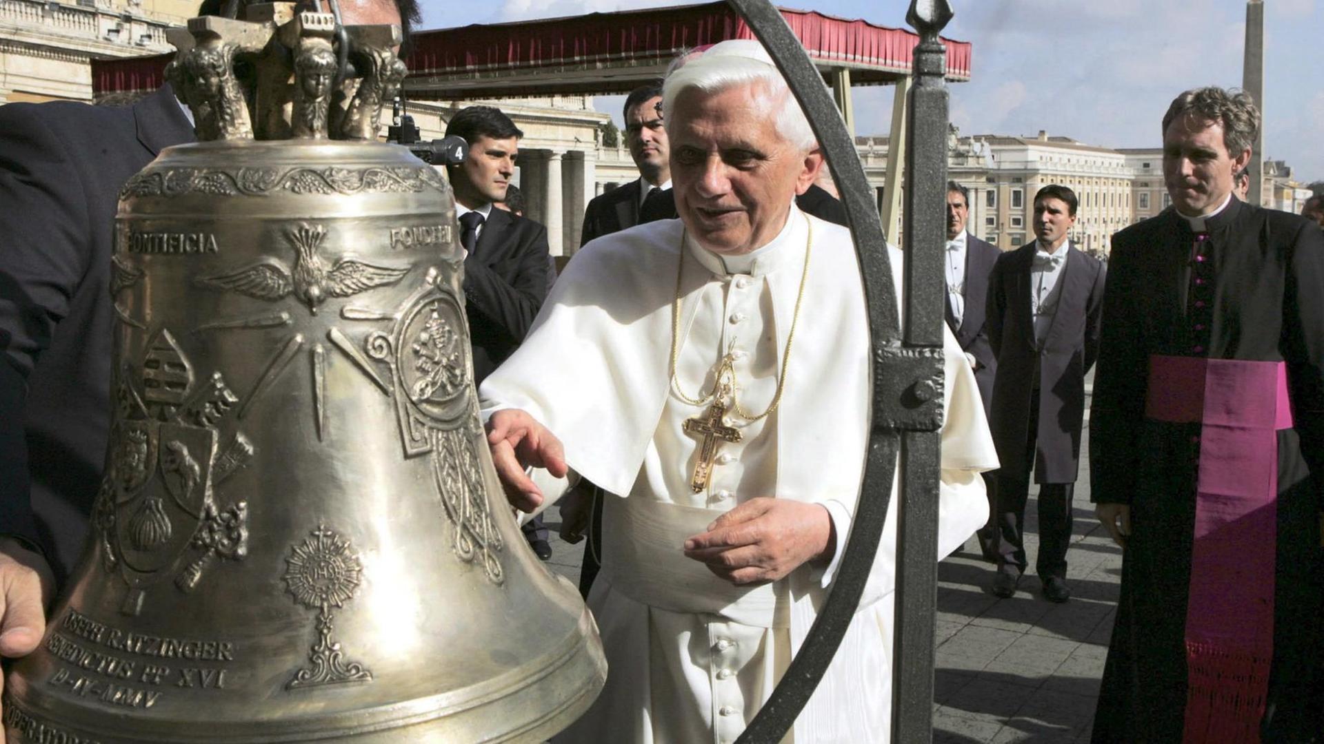 Papst Benedict XVI erhält im Zuge einer Generalaudienz auf dem Petersplatz im Jahre 2005 eine Glocke der Firma Marinelli als Geschenk.
