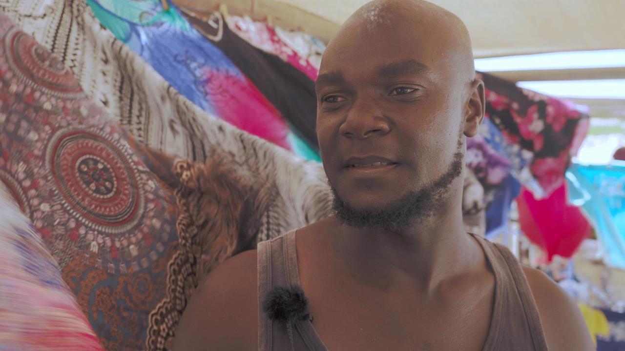 Hermenegeldo Chongo verkauft seit einigen Jahren Tücher und Kleider auf dem Markt.
