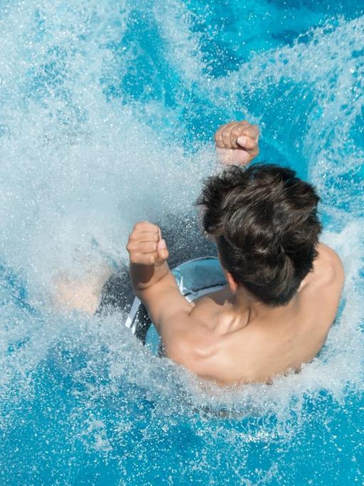 14.06.2019, Sachsen, Pirna: Ein Badegast springt im Geibeltbad ins Wasser. Foto: Sebastian Kahnert/dpa-Zentralbild/dpa | Verwendung weltweit
