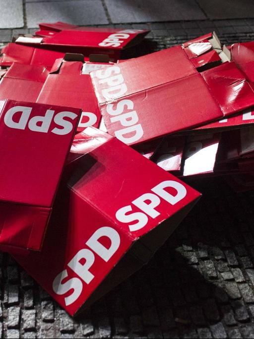 Wahlplakate der SPD liegen nach dem Bundestagswahlkampf 2017 auf dem Boden
