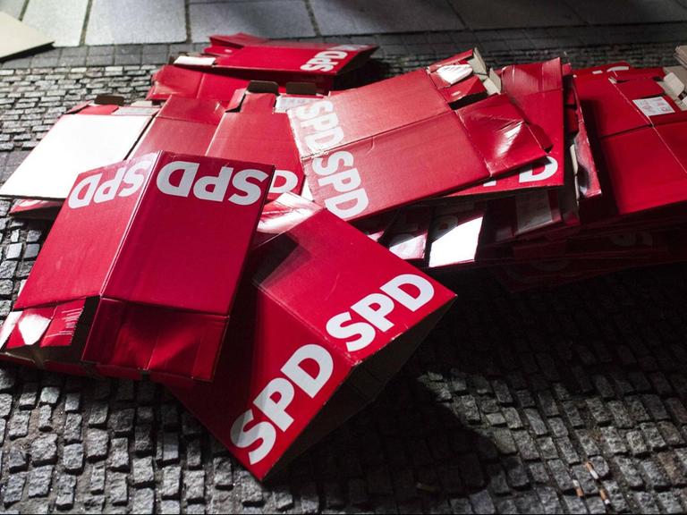 Wahlplakate der SPD liegen nach dem Bundestagswahlkampf 2017 auf dem Boden