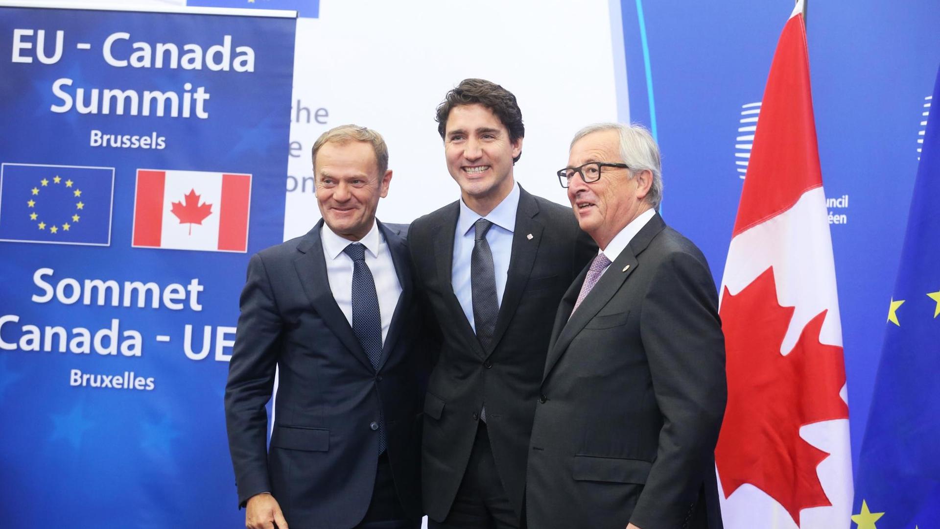 EU-Ratspräsident Tusk, der kanadische Premierminister Trudeau und EU-Kommissionspräsident Juncker bei der Unterzeichnung des Ceta-Abkommens.
