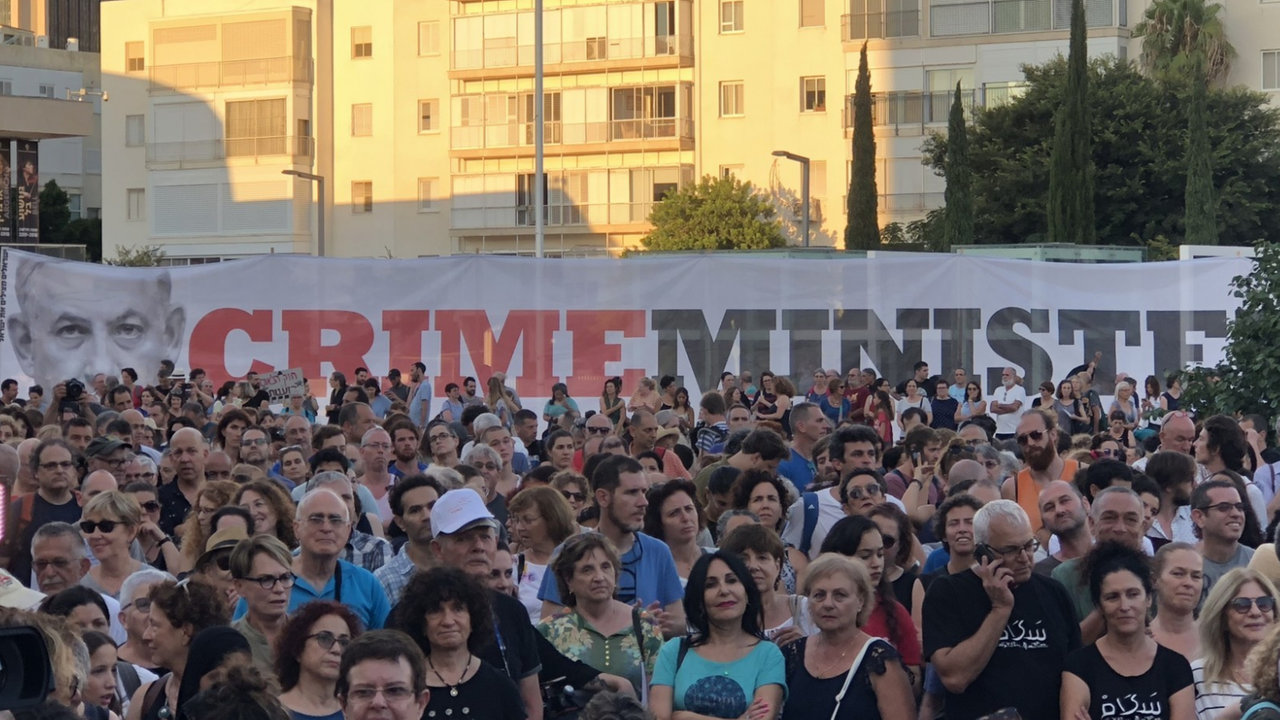 Demonstration gegen das Nationalstaatsgesetz in Israel - ein Banner zeigt das Gesicht von Premier Benjamin Netanjahu und den Schriftzug "Crime Minister"