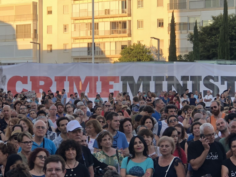 Demonstration gegen das Nationalstaatsgesetz in Israel - ein Banner zeigt das Gesicht von Premier Benjamin Netanjahu und den Schriftzug "Crime Minister"