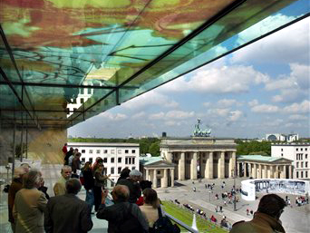 Besucher und Journalisten stehen auf der Terrasse der Akademie der Künste am Brandenburger Tor in Berlin