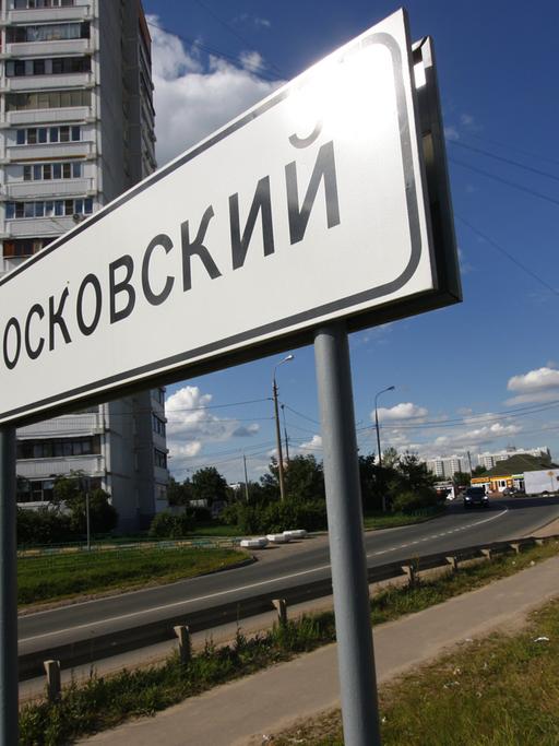 Schild am Ortseingang von Moskowski, einem Stadtteil an der Peripherie der russischen Hauptstadt