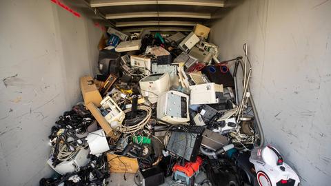 Elektroschrott auf Wertstoffhof Mehrere defekte und alte Elektronikprodukte wie etwa Drucker, Staubsauger und Fernseher die allgemein als Elektroschrott bezeichnet werden liegen in einem Container des Wertstoffhof Kleincotta bei Pirna.