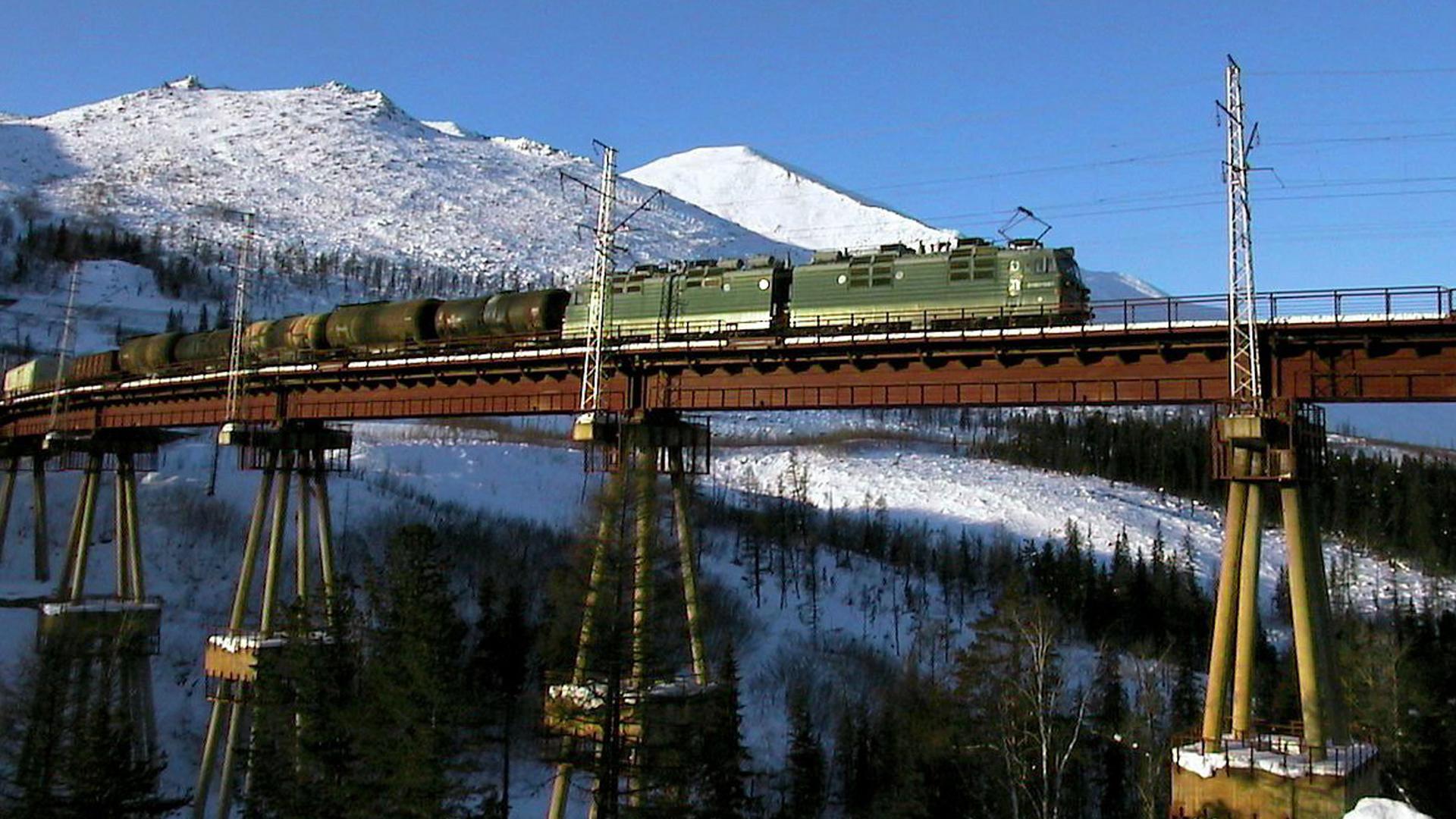 Ein Zug fährt durch Sibirien.