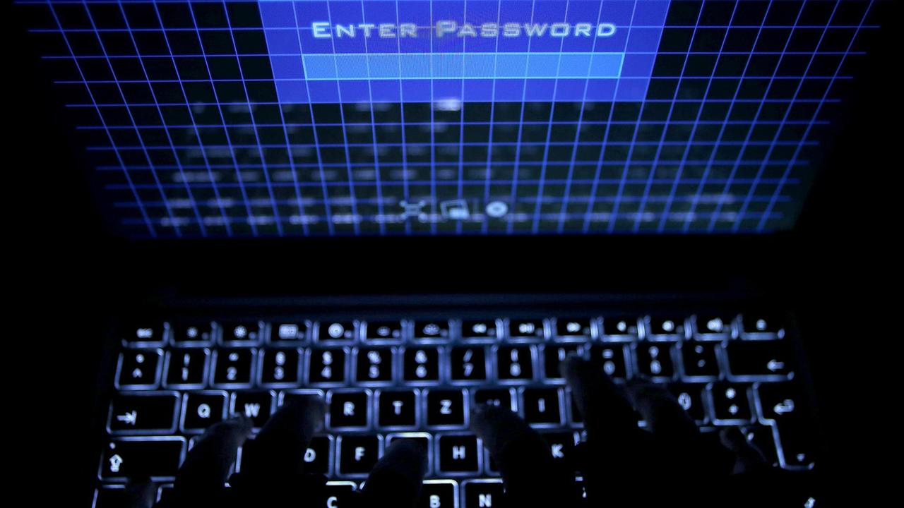 Ein Passwort wird auf einem Laptop über die Tastatur eingegeben. Auf dem Schirm sind die Worte "Enter Password" zu lesen.