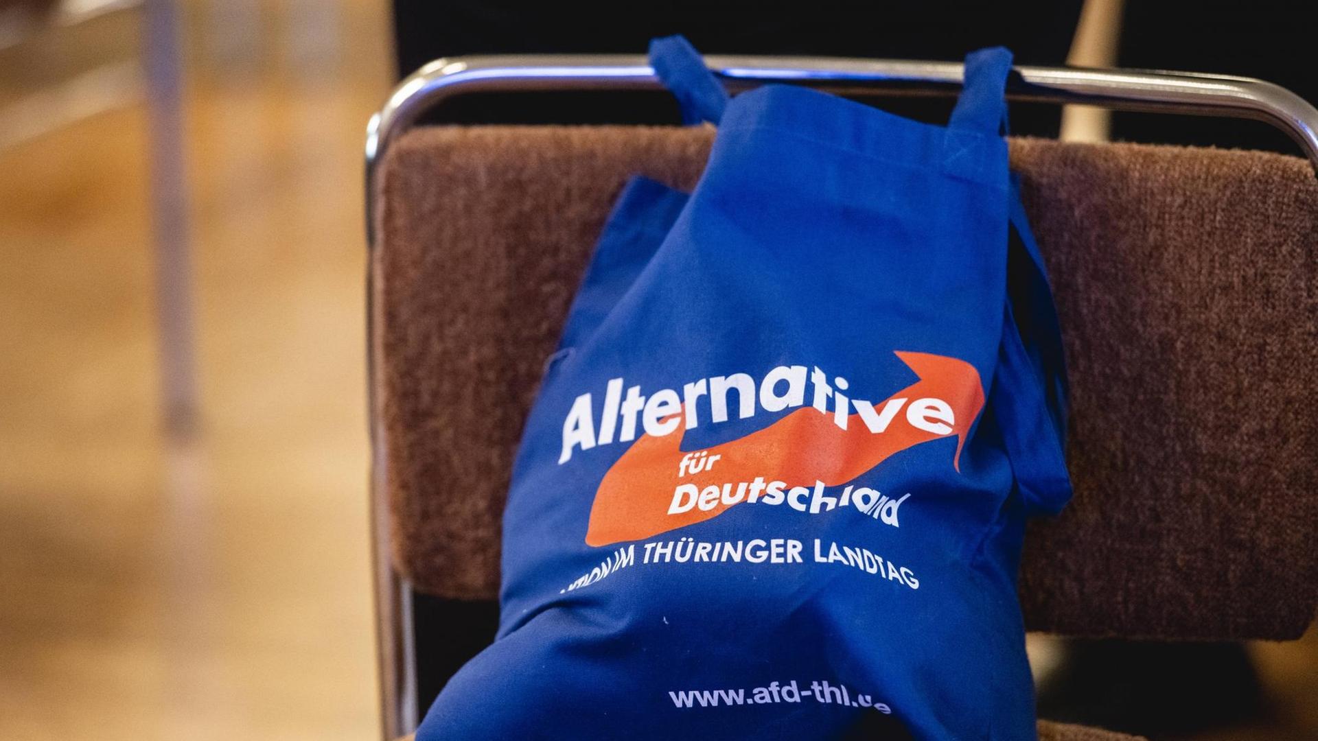 Ein Beutel mit AfD-Logo auf einem braunen Stuhl beim Landesparteitag des AFD Landesverbandes Thüringen am 21. November 2020 im Hotel Pfiffelburg in Pfiffelbach Thüringen.