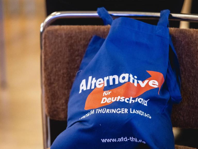 Ein Beutel mit AfD-Logo auf einem braunen Stuhl beim Landesparteitag des AFD Landesverbandes Thüringen am 21. November 2020 im Hotel Pfiffelburg in Pfiffelbach Thüringen.